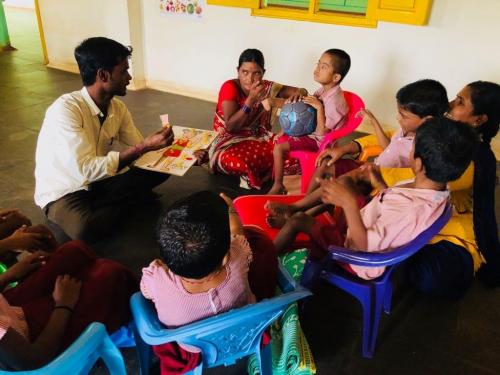 Un estiu més a Anantapur i Fisios Mundi ja té un manual bàsic de Fisioteràpia